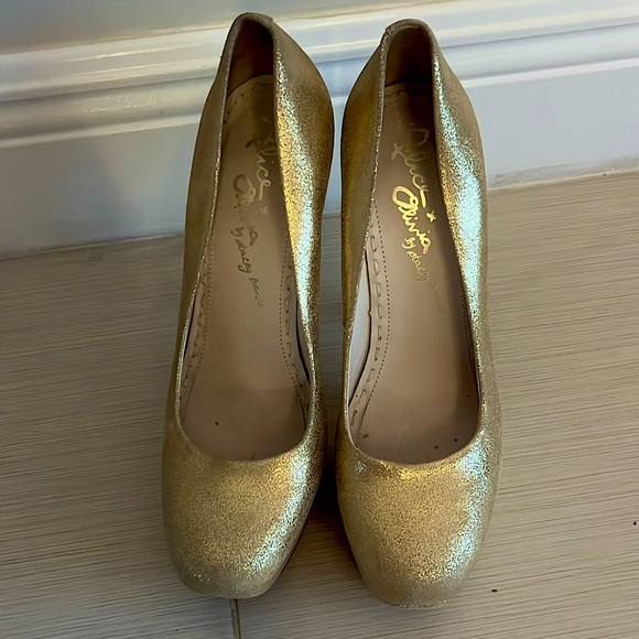 Alice + Olivia Gold Textured Heels - Picture 1 of 6
